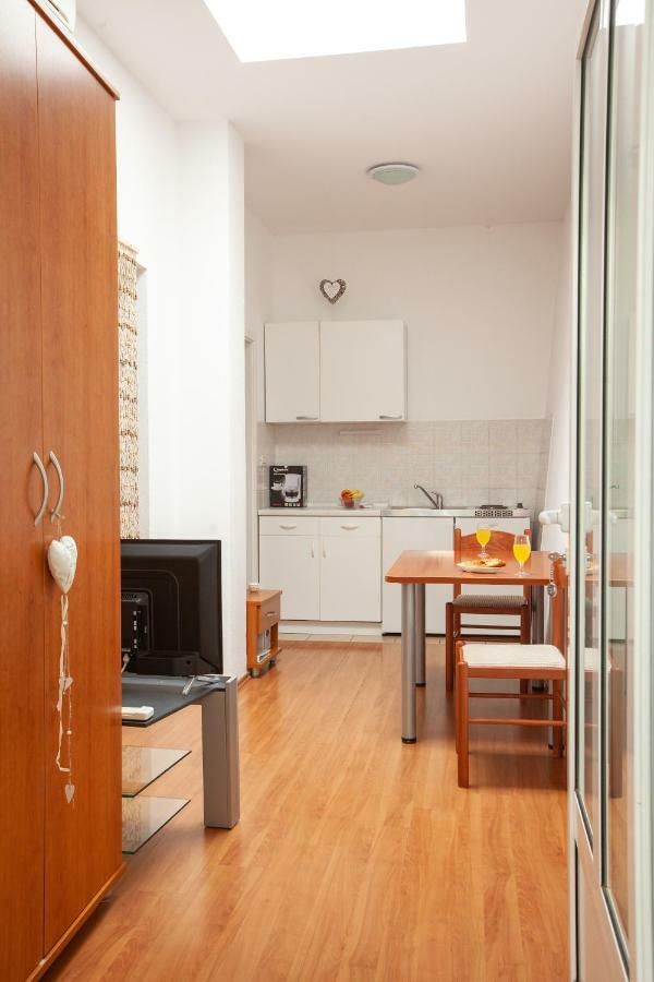 Apartments R Макарска Экстерьер фото