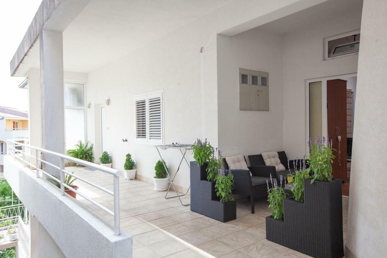 Apartments R Макарска Экстерьер фото